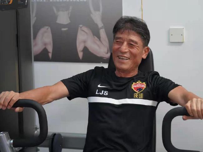 伯纳德·艾尔诺咬了咬牙，一手攥拳，一手高举：七百二十亿。